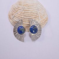 EA20. Half moon silver earrings with Lapiz Lasuli