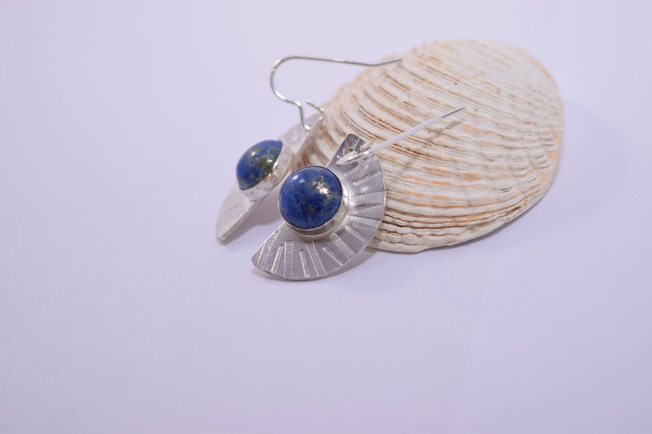 EA20. Half moon silver earrings with Lapiz Lasuli - Image 2