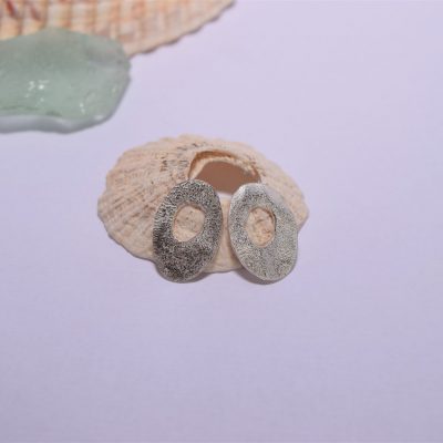 EA64. Reticulated silver oval cut out earrings