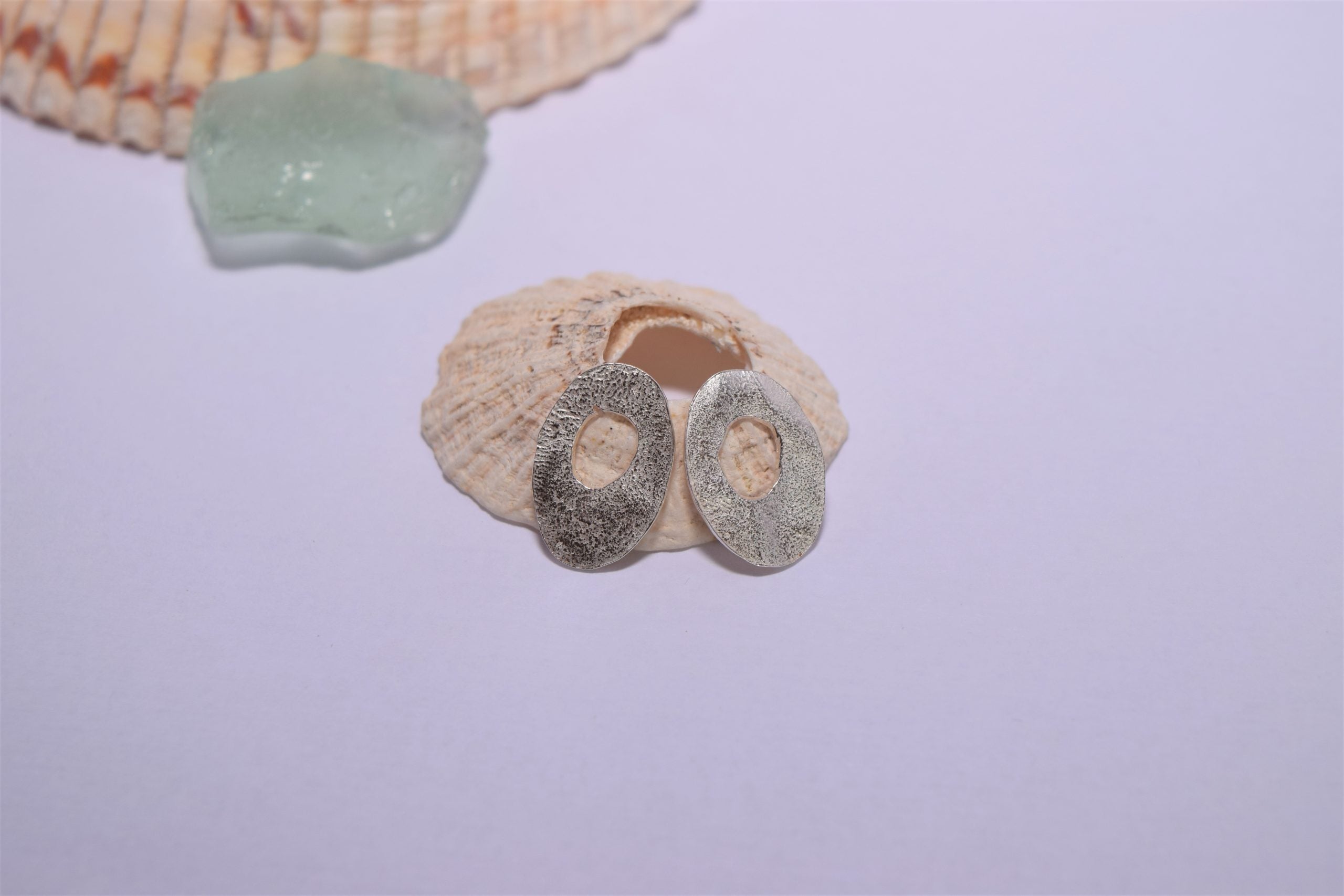 EA64. Reticulated silver oval cut out earrings