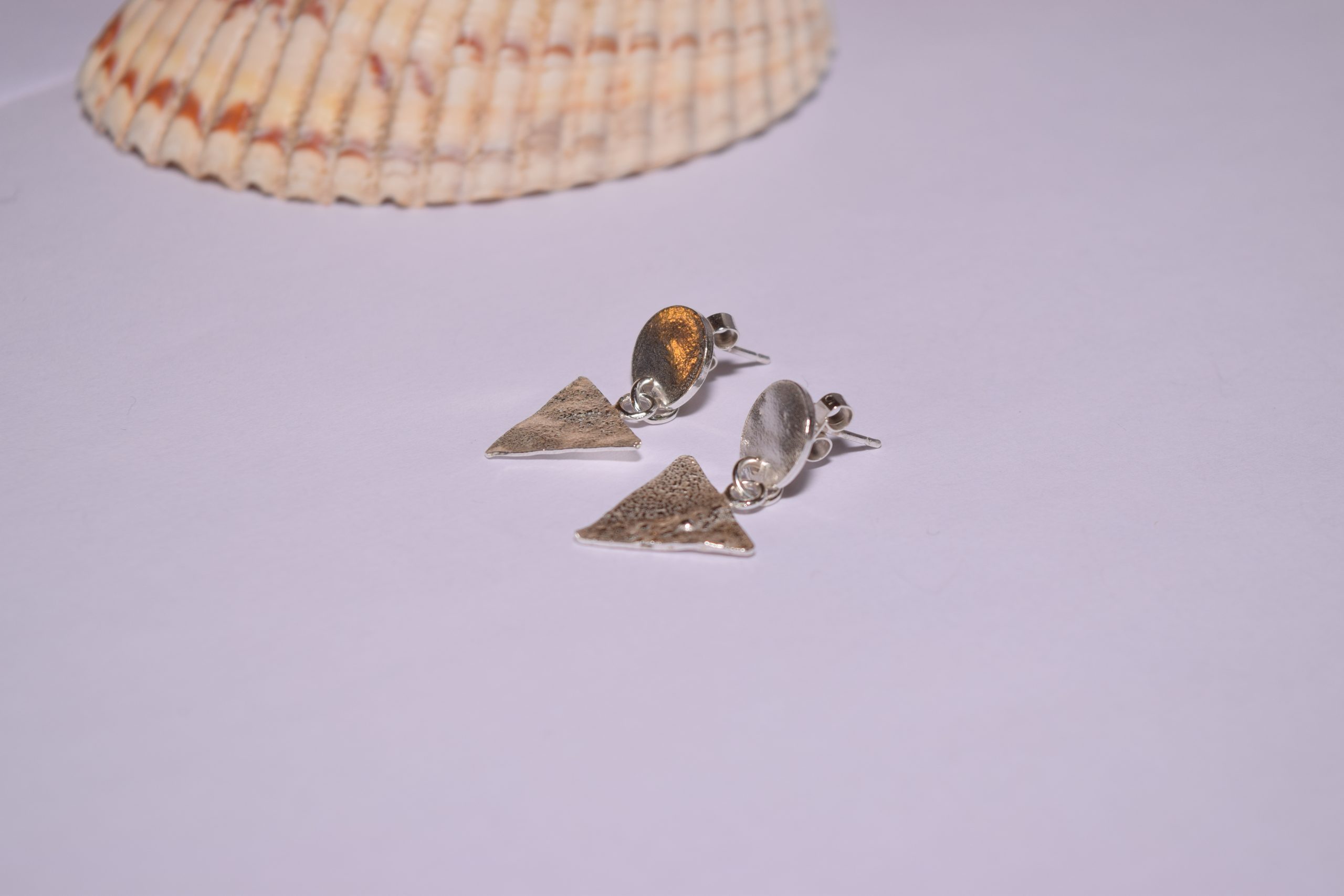 EA66. Reticulated silver disc and triangle earrings - Image 2