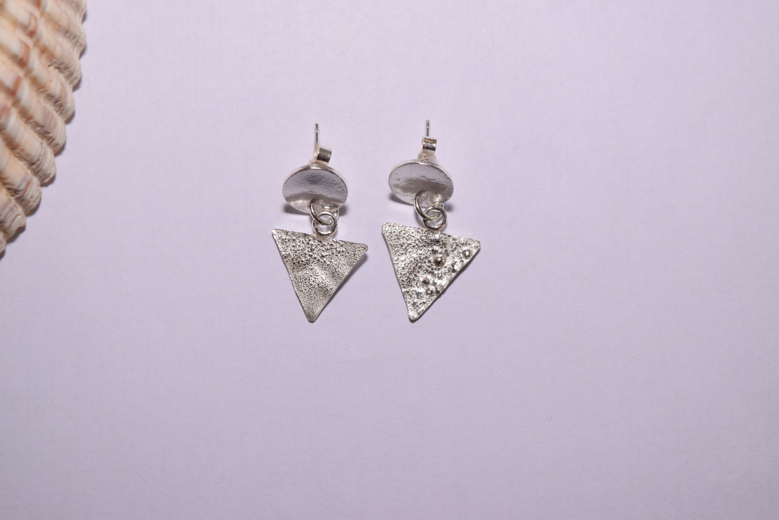 EA66. Reticulated silver disc and triangle earrings - Image 3
