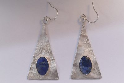 EA81. Lapis Lazuli and reticulated silver long triangle earrings