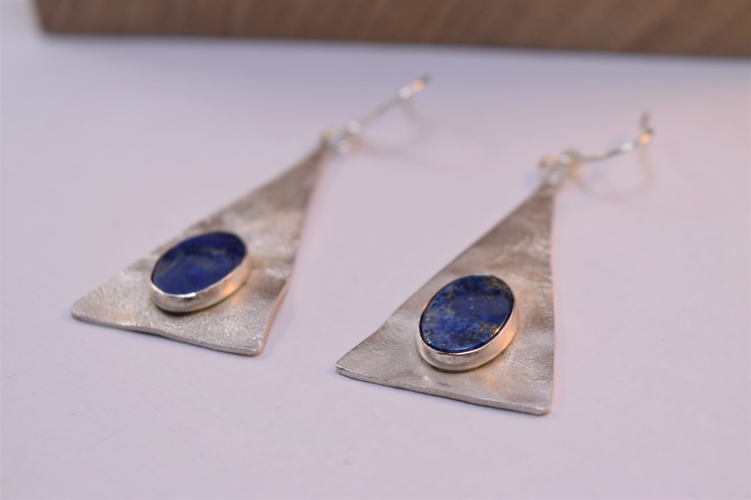 EA81. Lapis Lazuli and reticulated silver long triangle earrings - Image 2