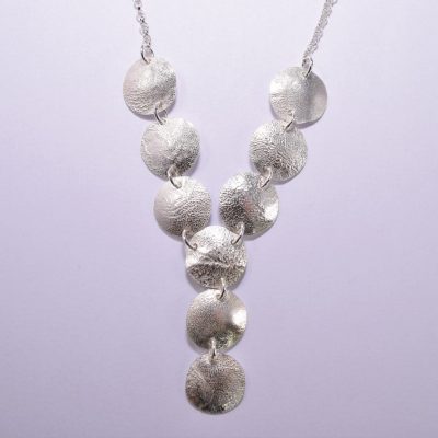 NP29. Reticulated silver circles dangly necklace