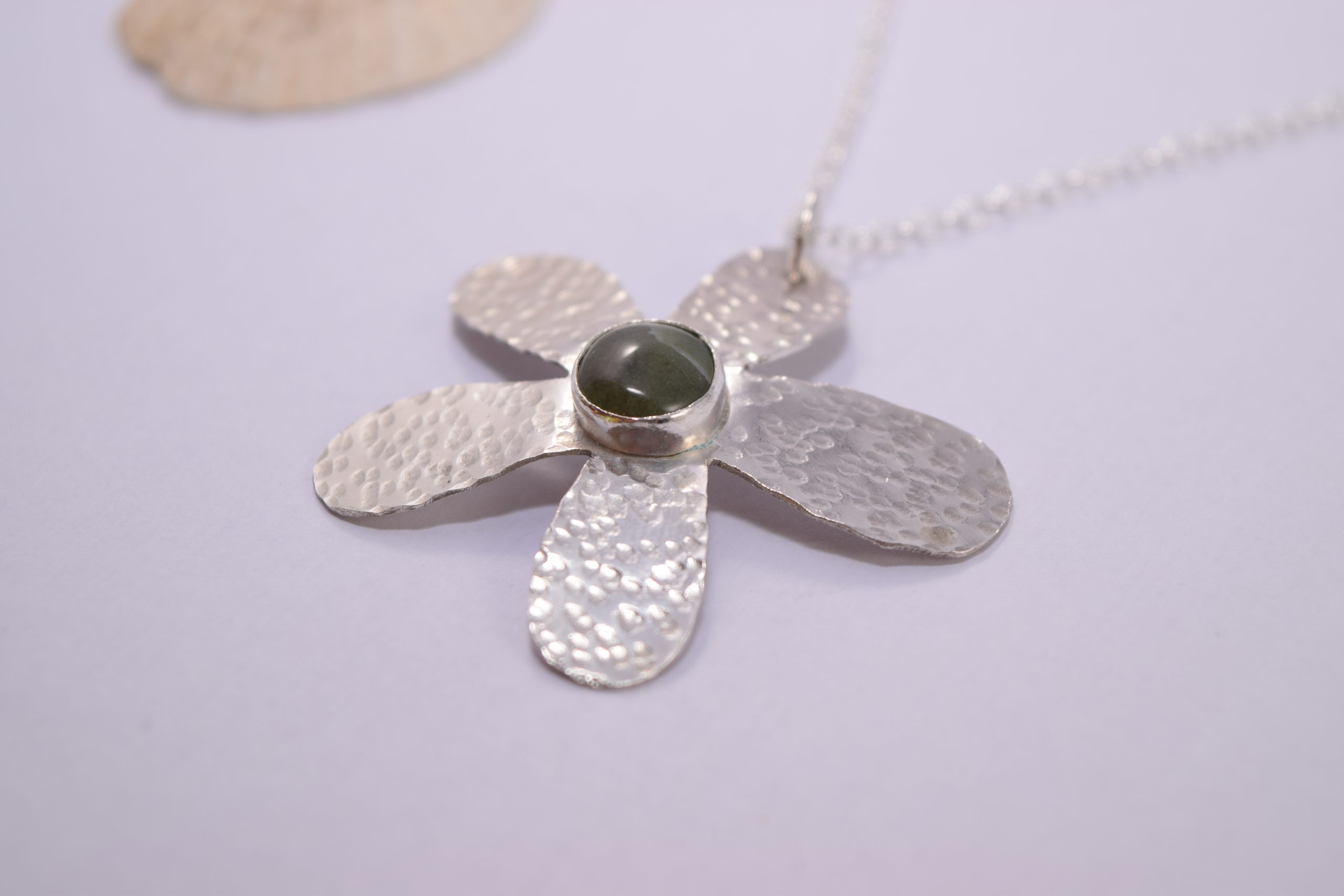 NP44. Hammered flower pendant with green moss agate stone - Image 2