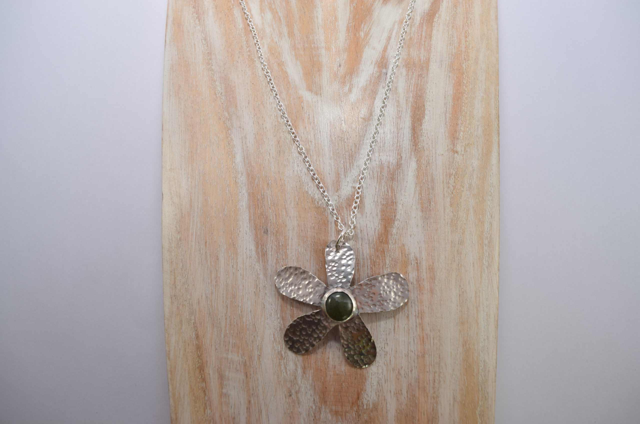 NP44. Hammered flower pendant with green moss agate stone - Image 3