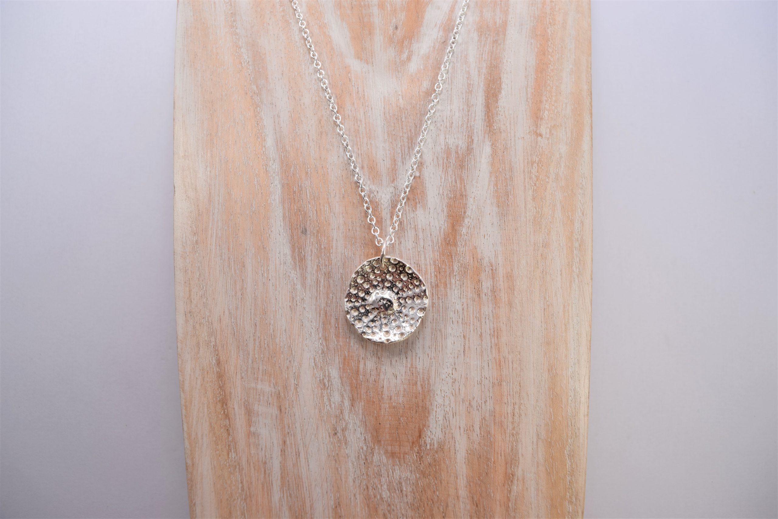 NP09. Fine silver shell pendant - Image 3