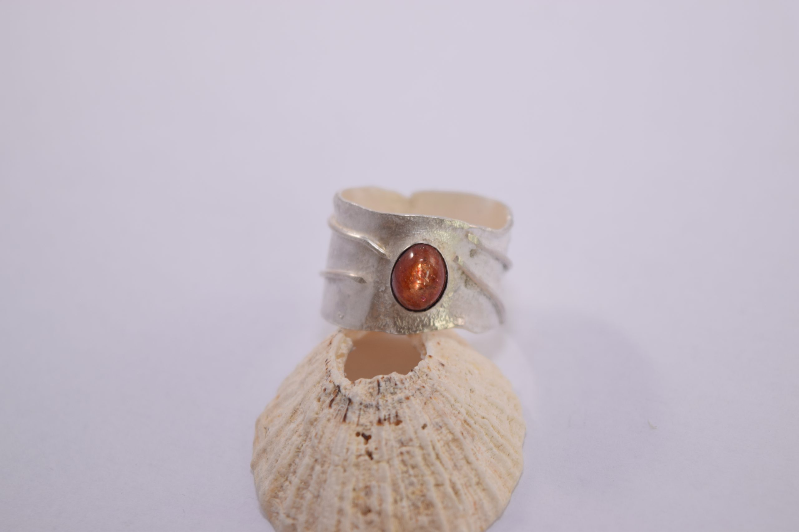 R25. Reticulated silver ring with sunstone - Image 2