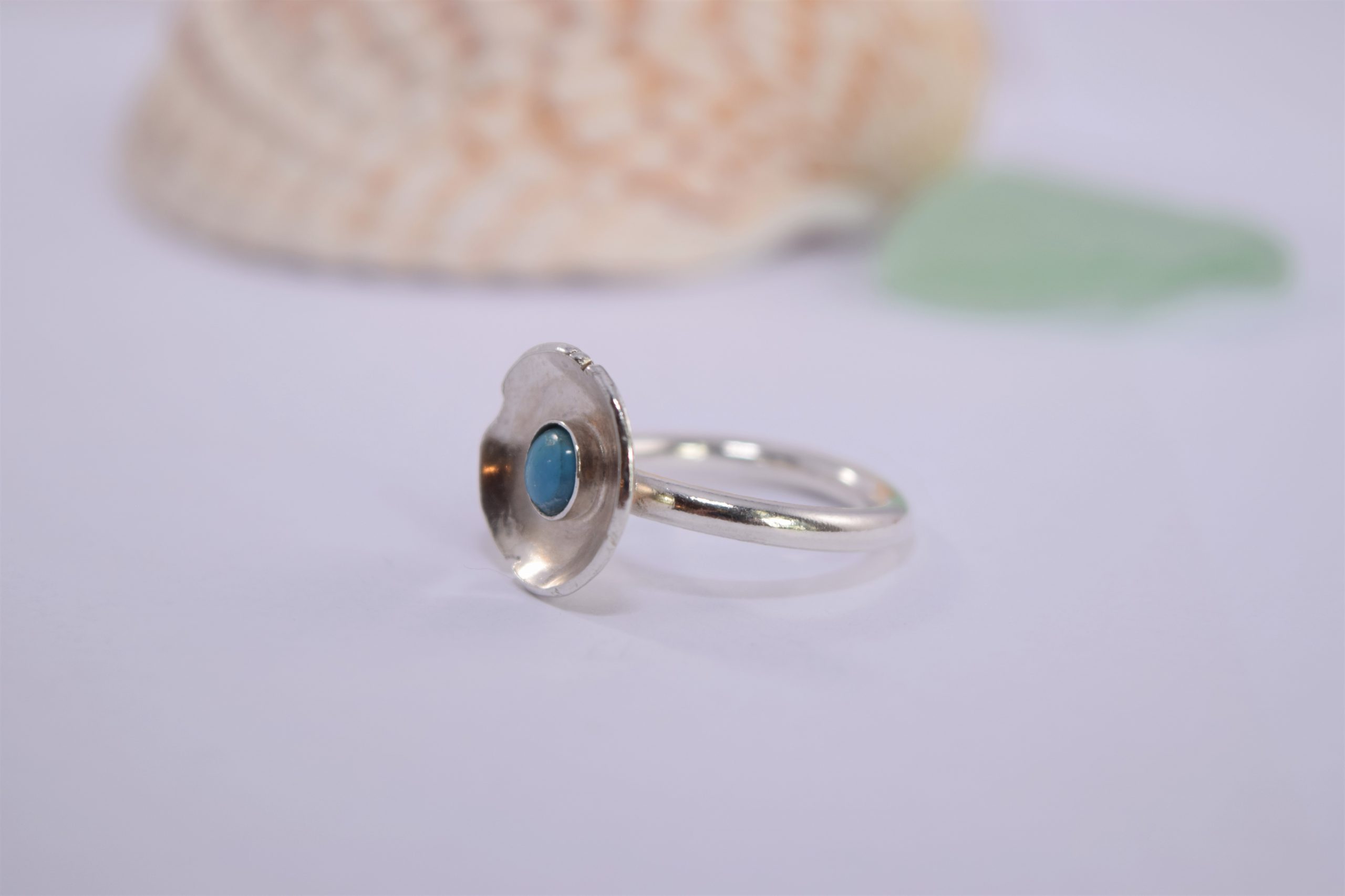 R07. Silver flower ring with turquoise stone centre - Image 2