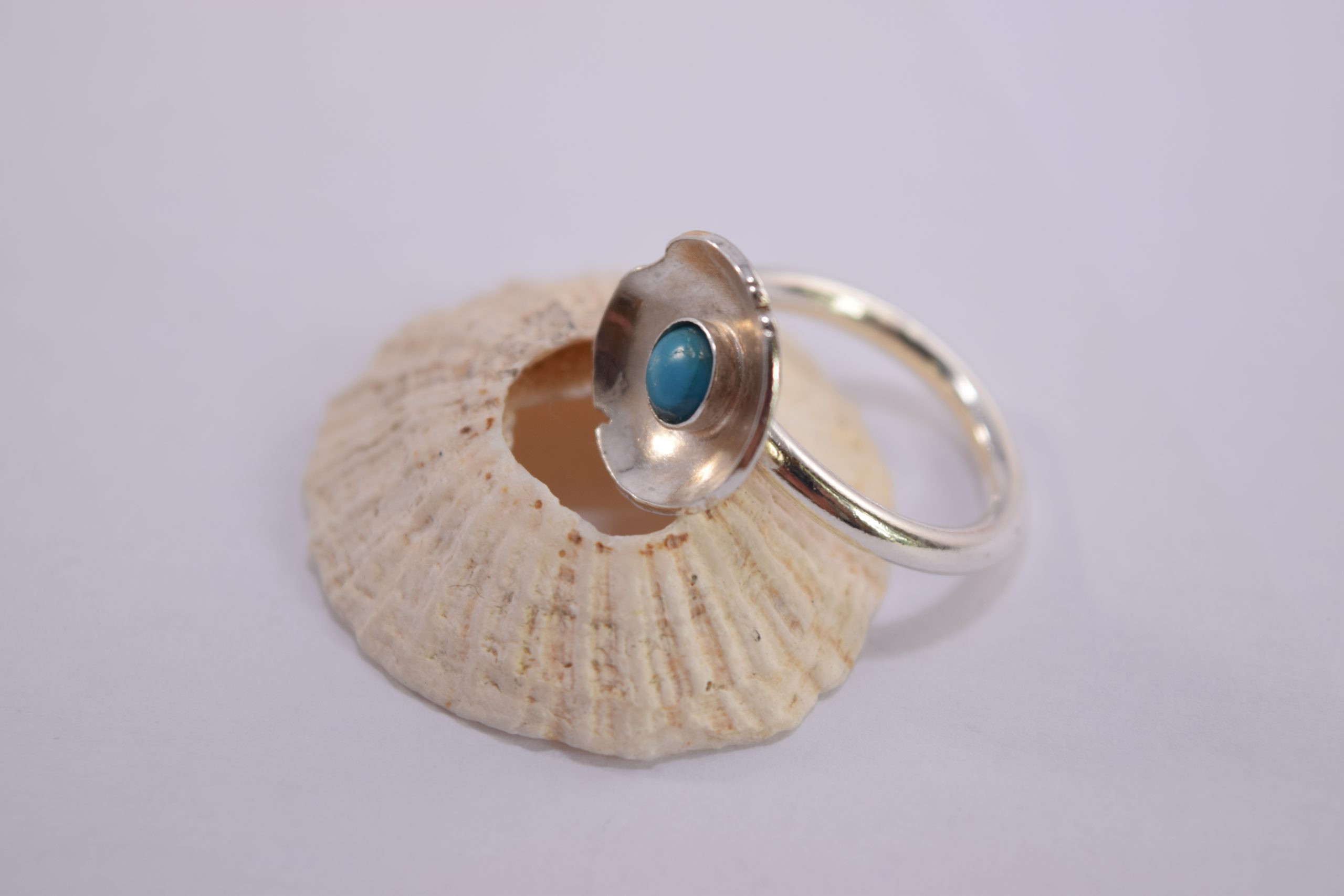 R07. Silver flower ring with turquoise stone centre - Image 3