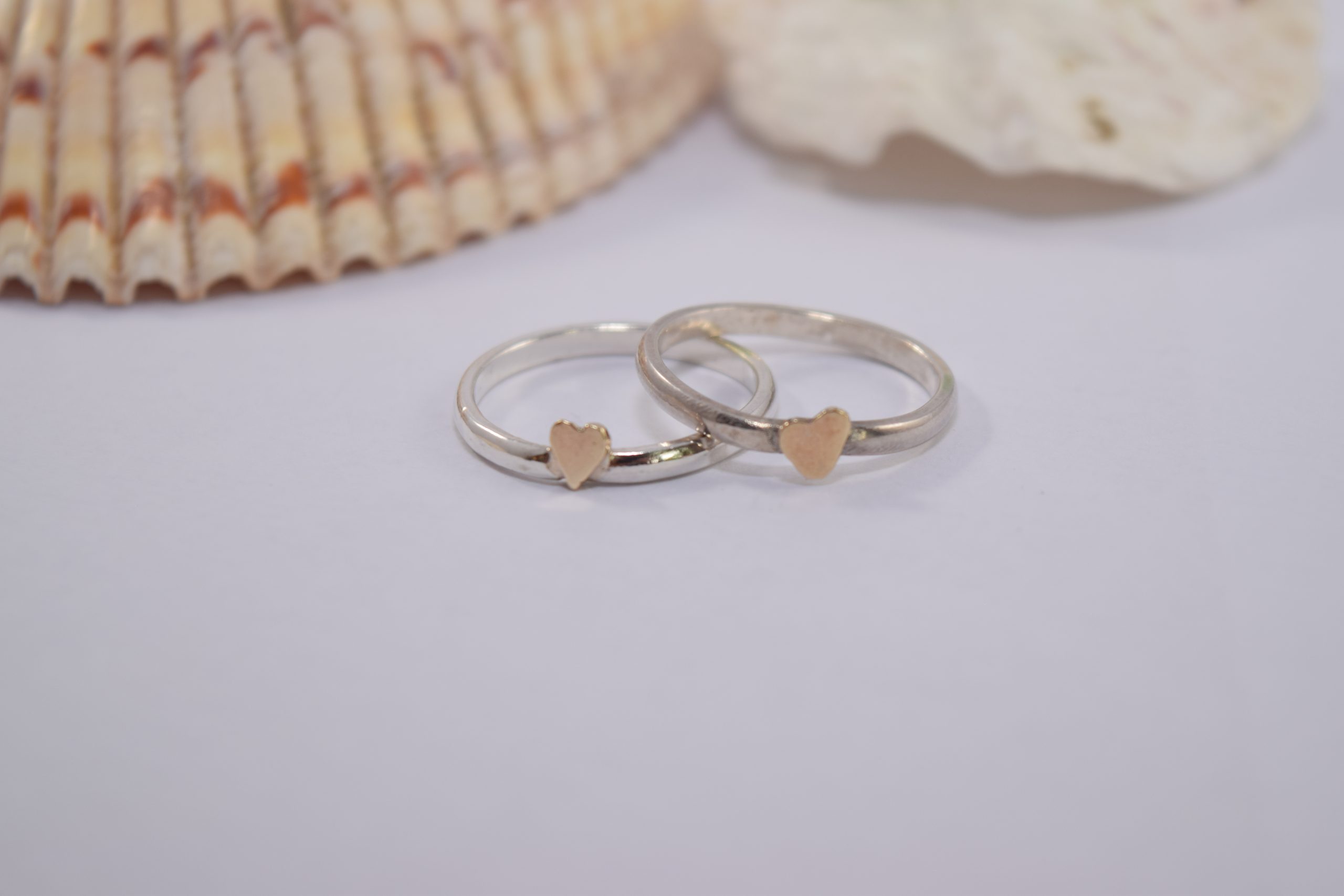 R18. silver ring with tiny gold heart - Image 3