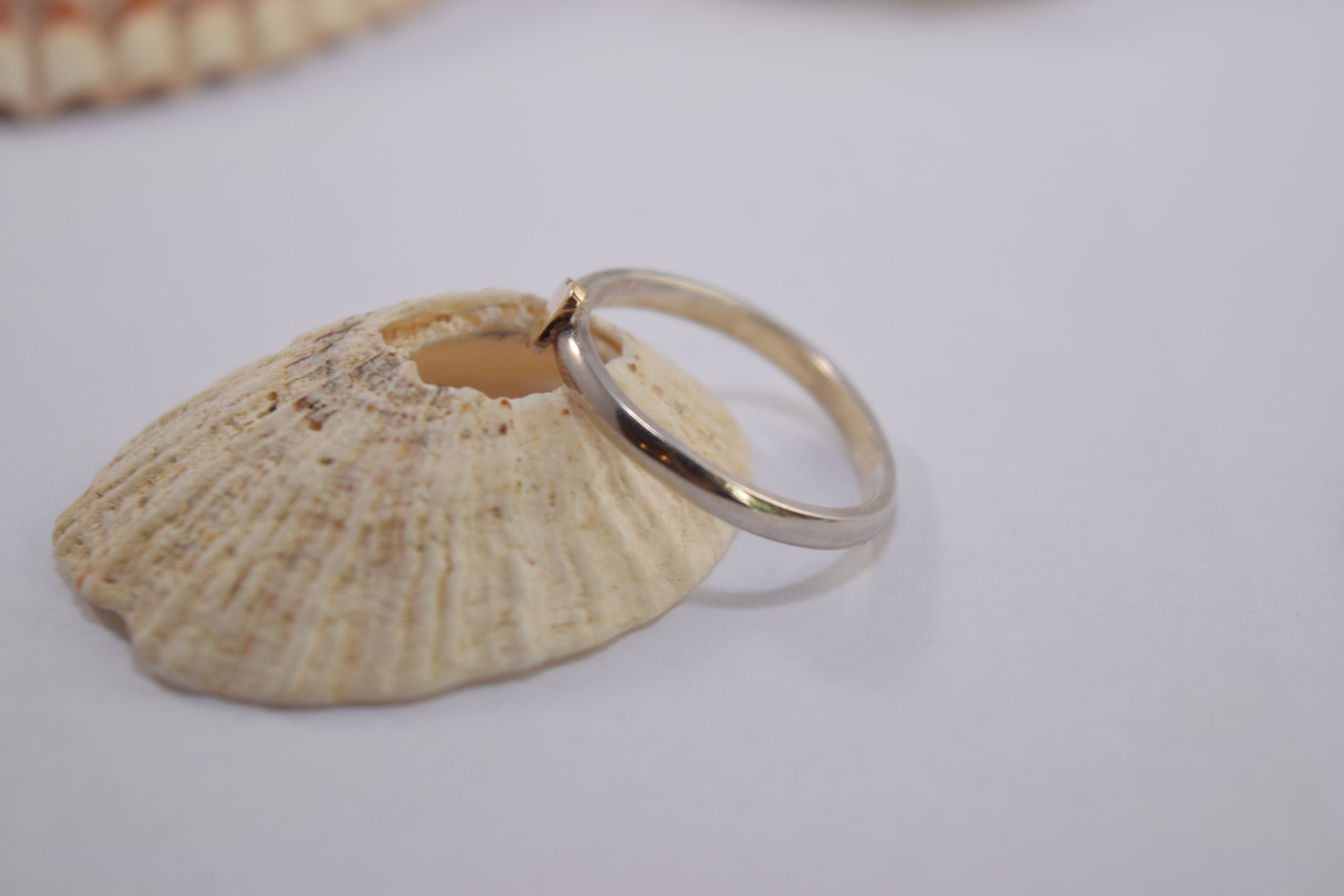 R18. silver ring with tiny gold heart - Image 2