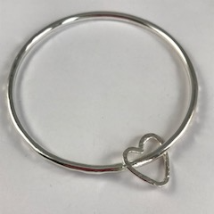 BA09. Hammered bangle with silver wire heart chain.