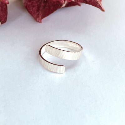 R02. An open textured spiral ring