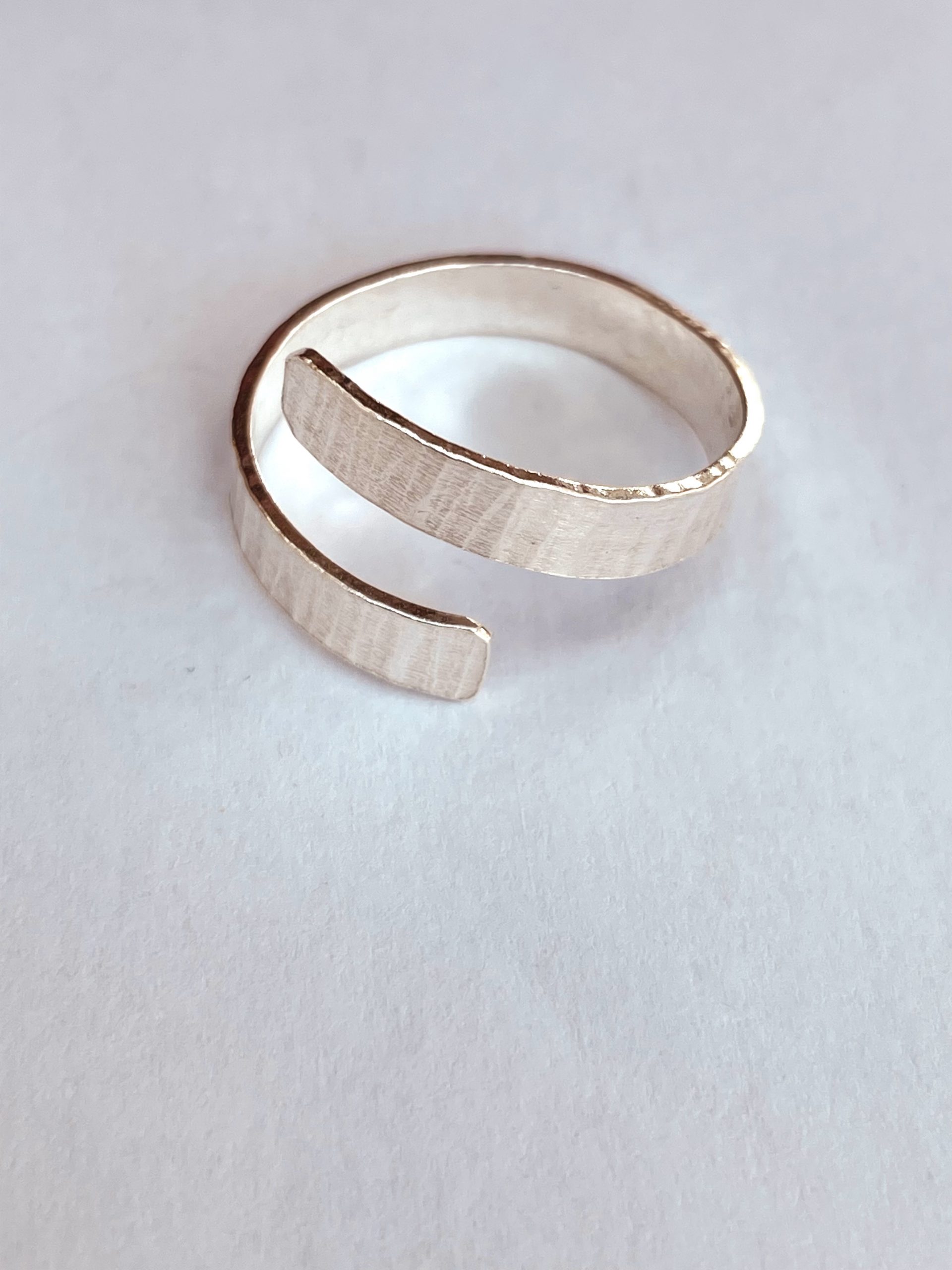 R02. An open textured spiral ring - Image 2