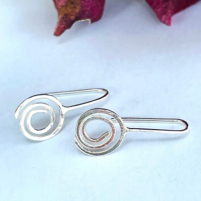 EA07. Silver wire circle with silver wire earring loop