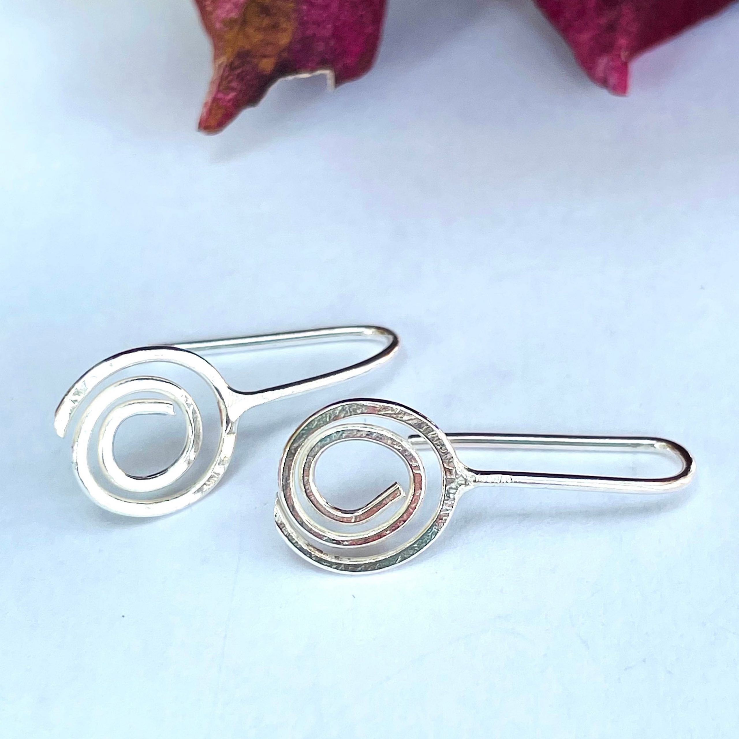 EA07. Silver wire circle with silver wire earring loop