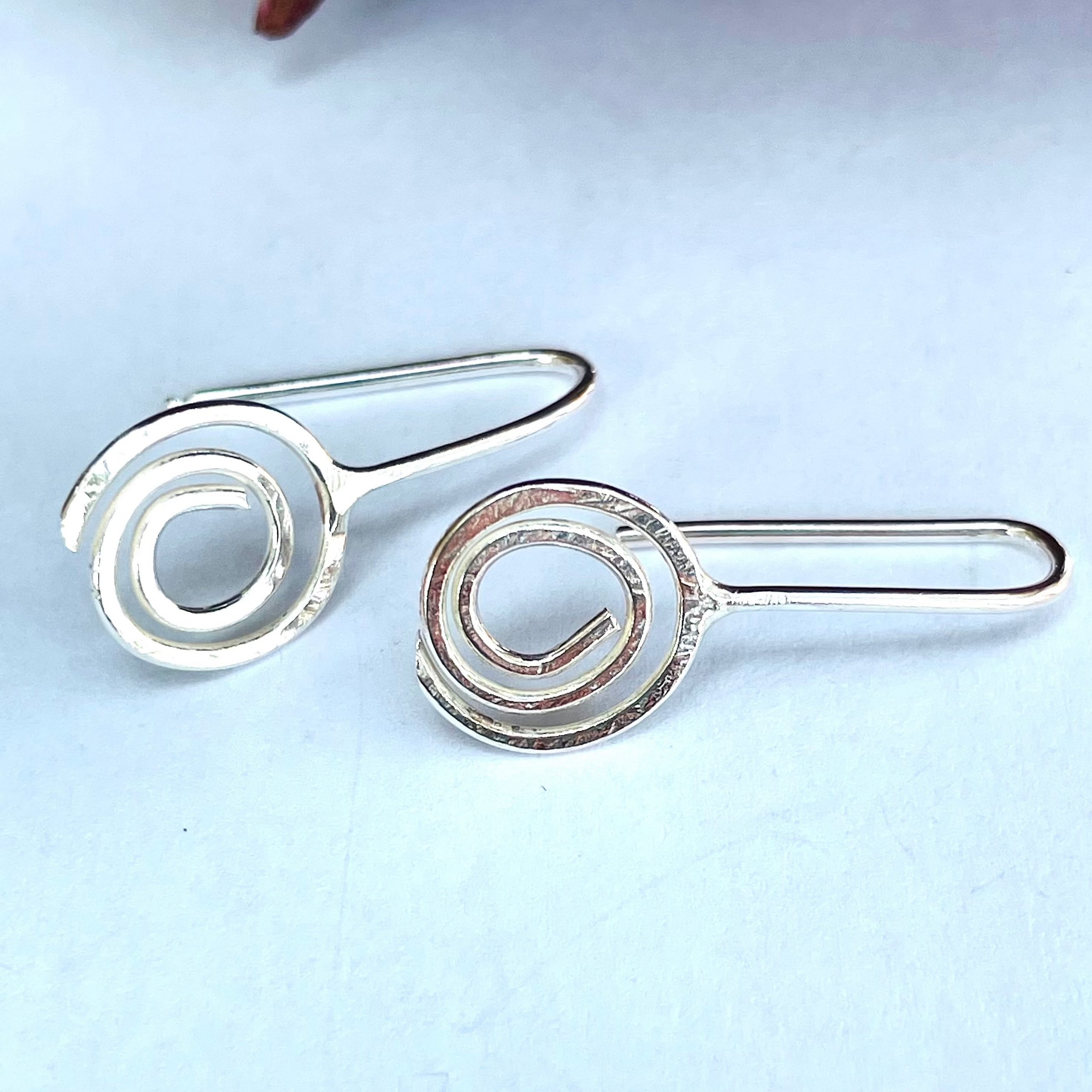 EA07. Silver wire circle with silver wire earring loop - Image 2