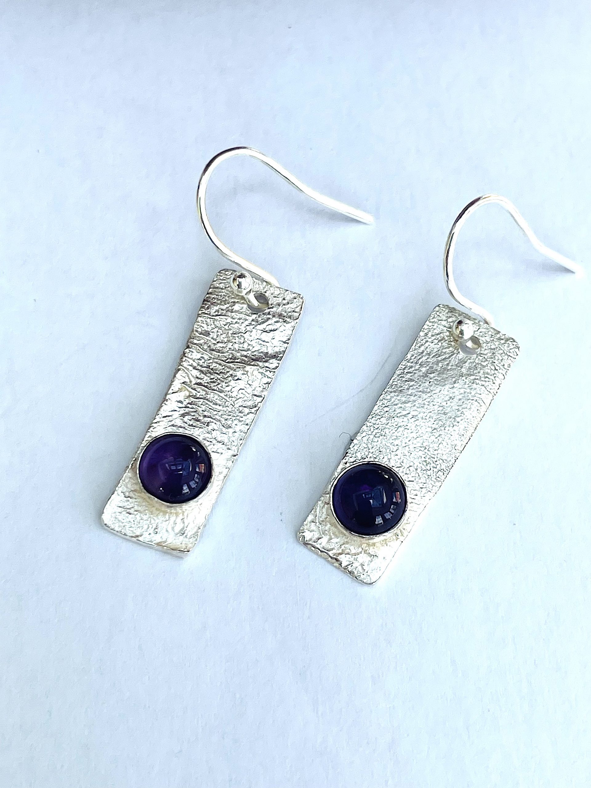 EA06. Reticulated oblongs with an amethyst set in