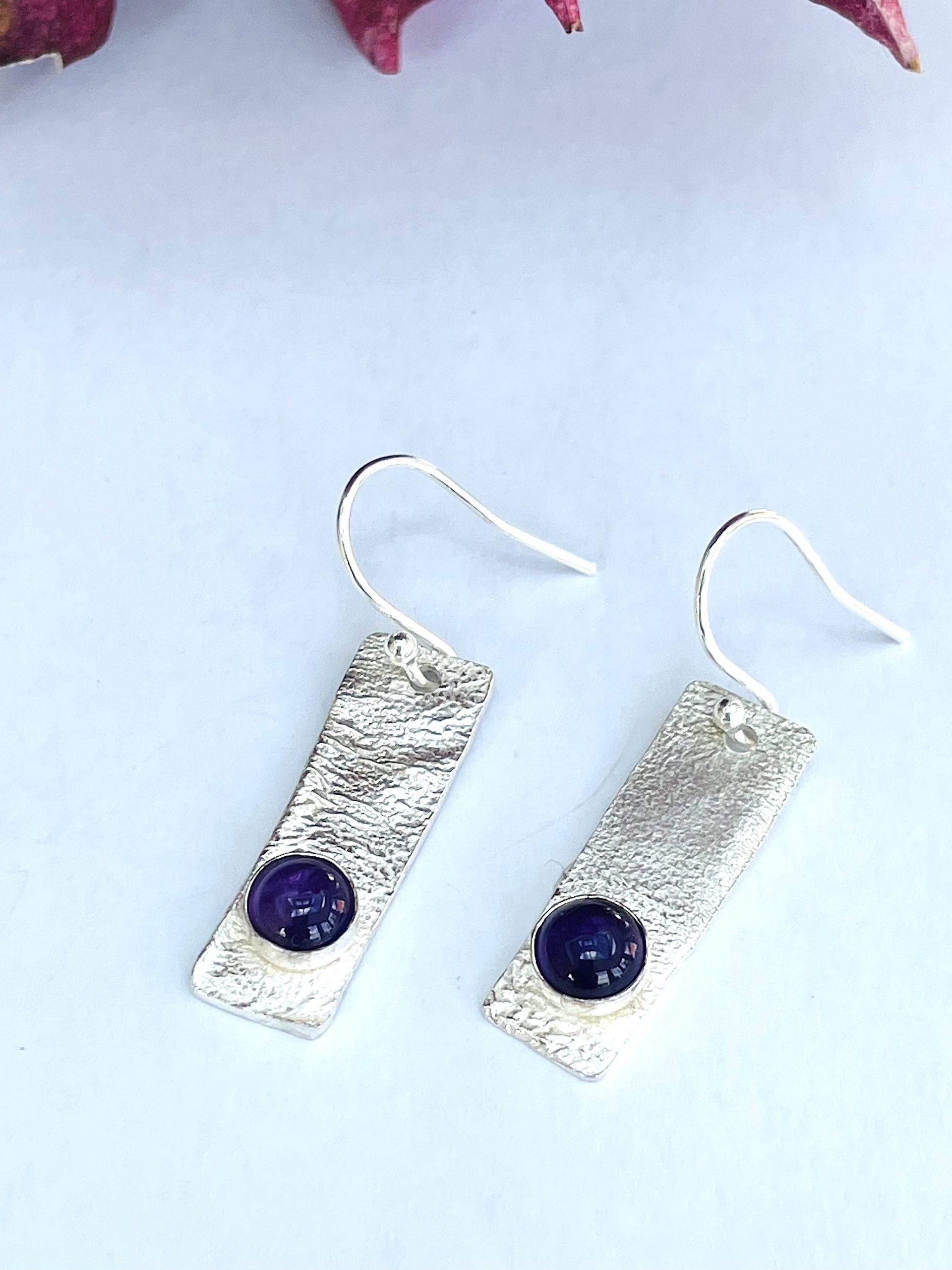 EA06. Reticulated oblongs with an amethyst set in - Image 2