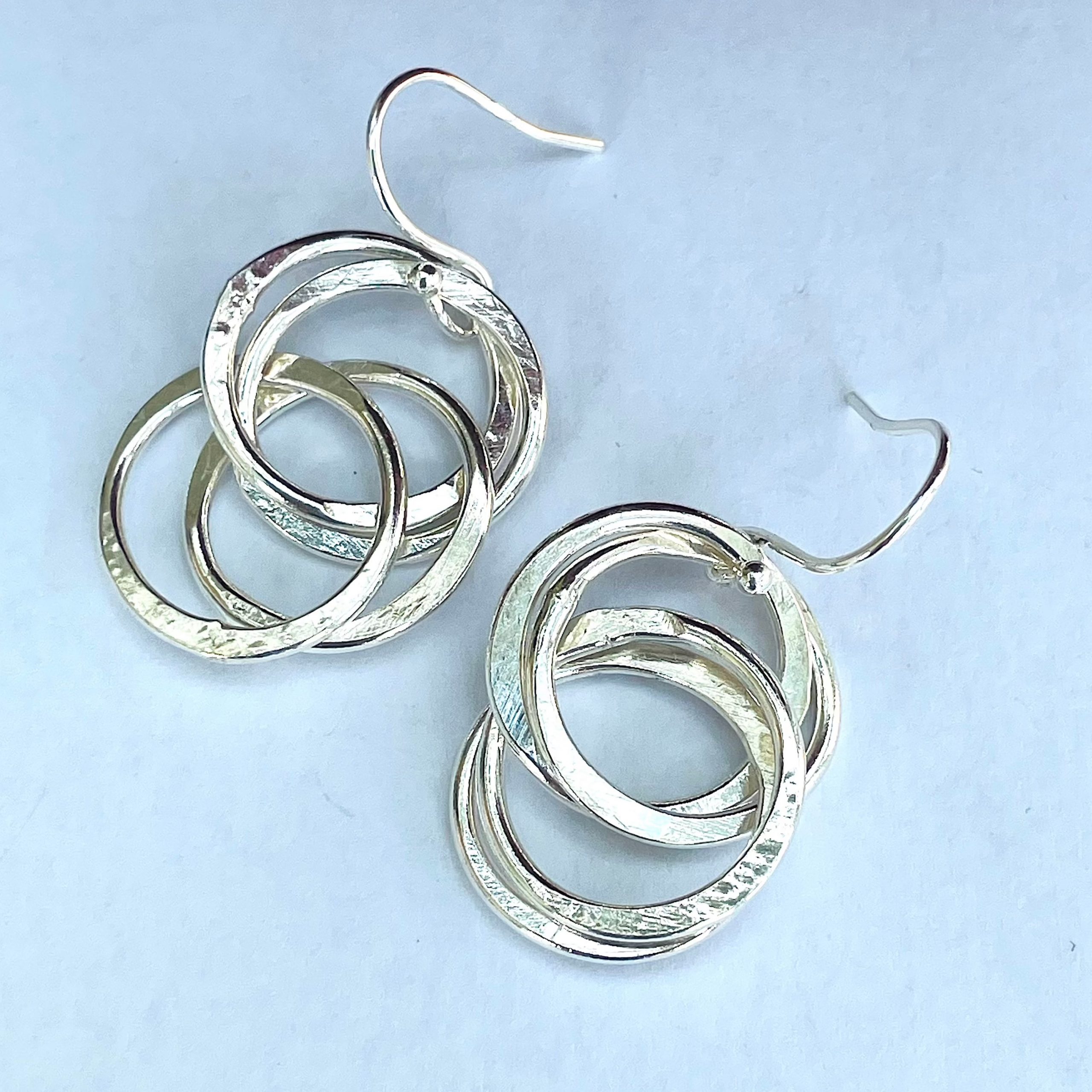 EA05. 4 loop hammered silver rings inter-twining - Image 2