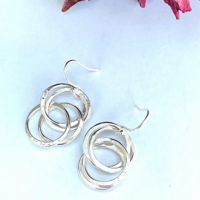 EA05. 4 loop hammered silver rings inter-twining