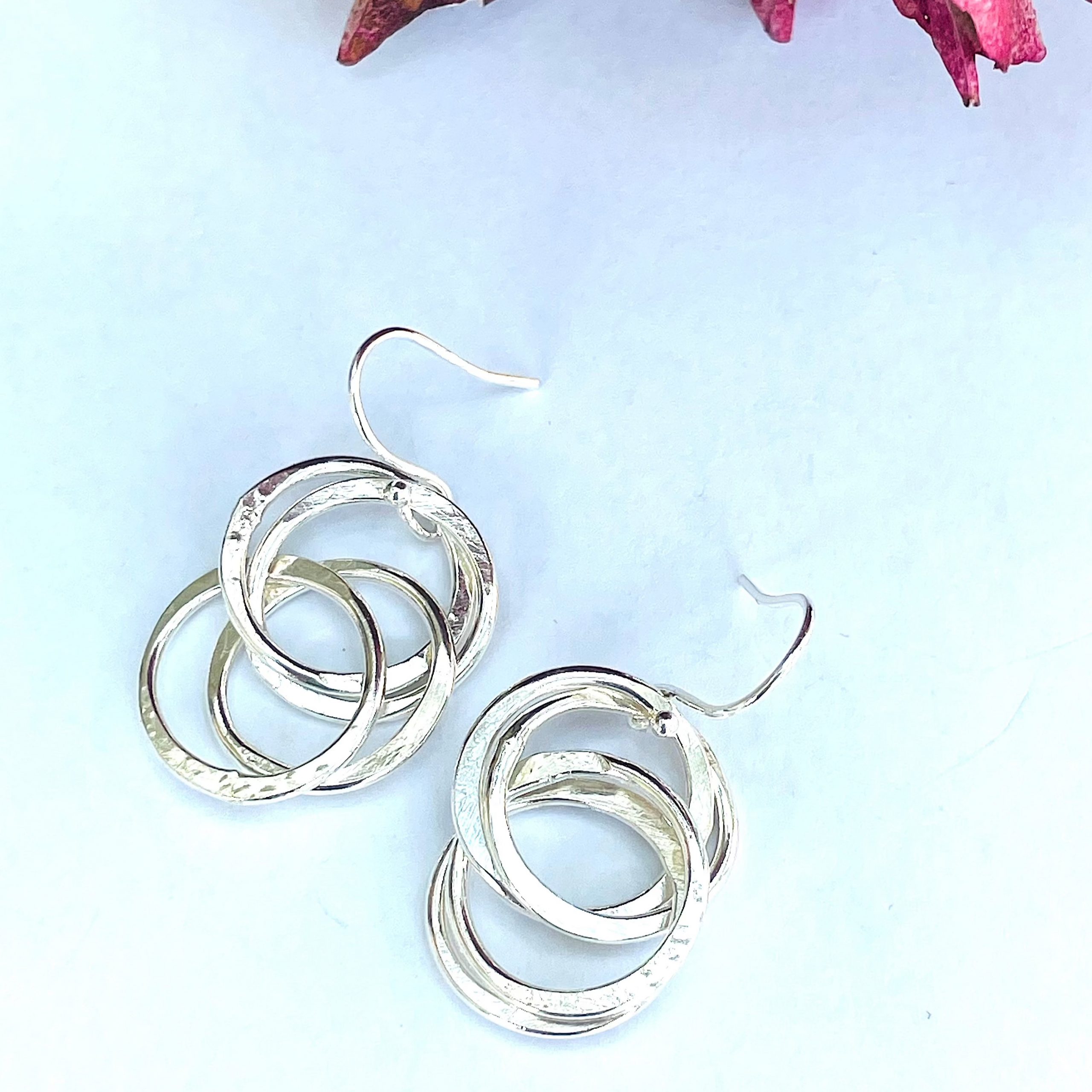 EA05. 4 loop hammered silver rings inter-twining