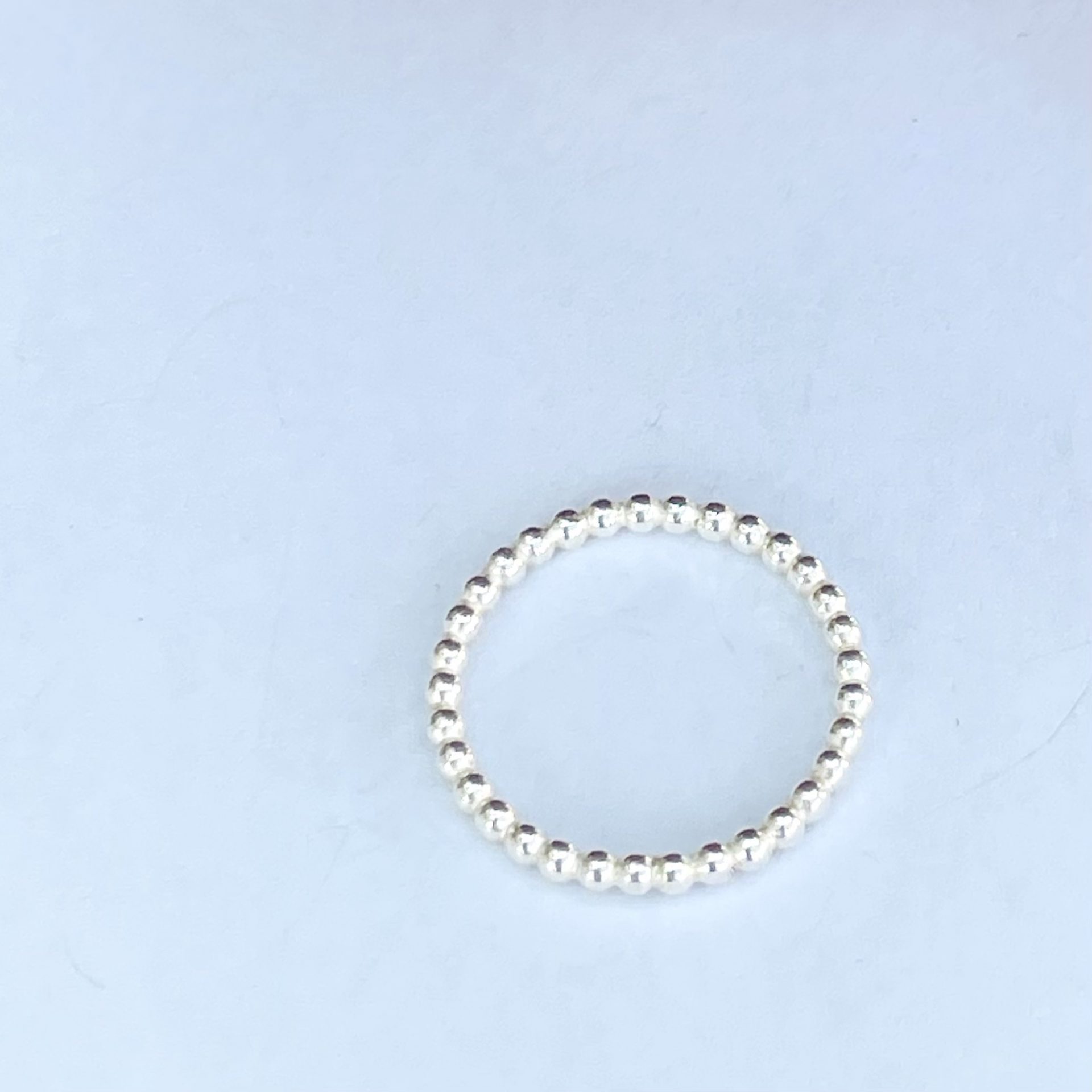 R03. A lovely silver balled wire ring - Image 2