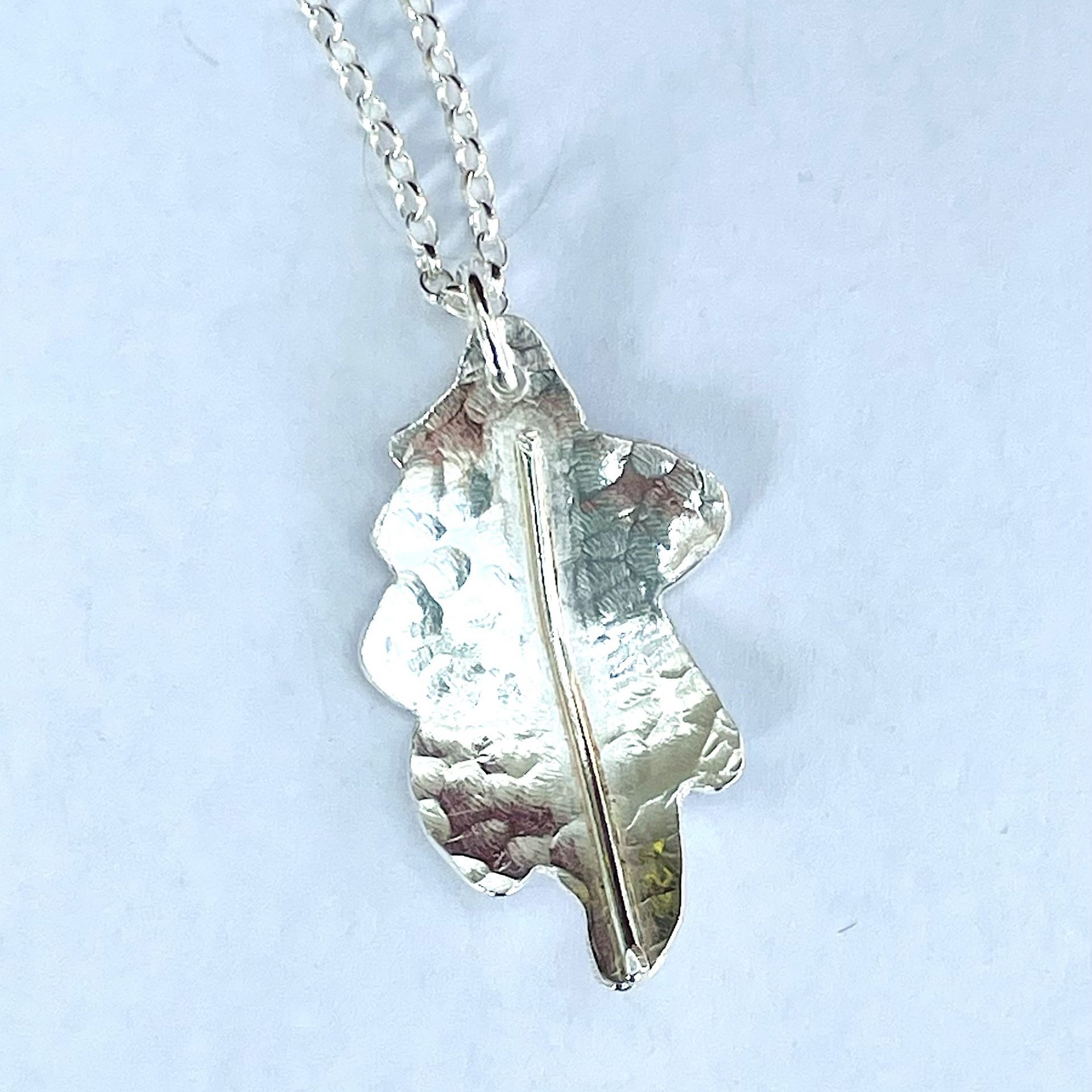 NP03. Lovely hammered oak leaf pendant with silver wire detail - Image 2