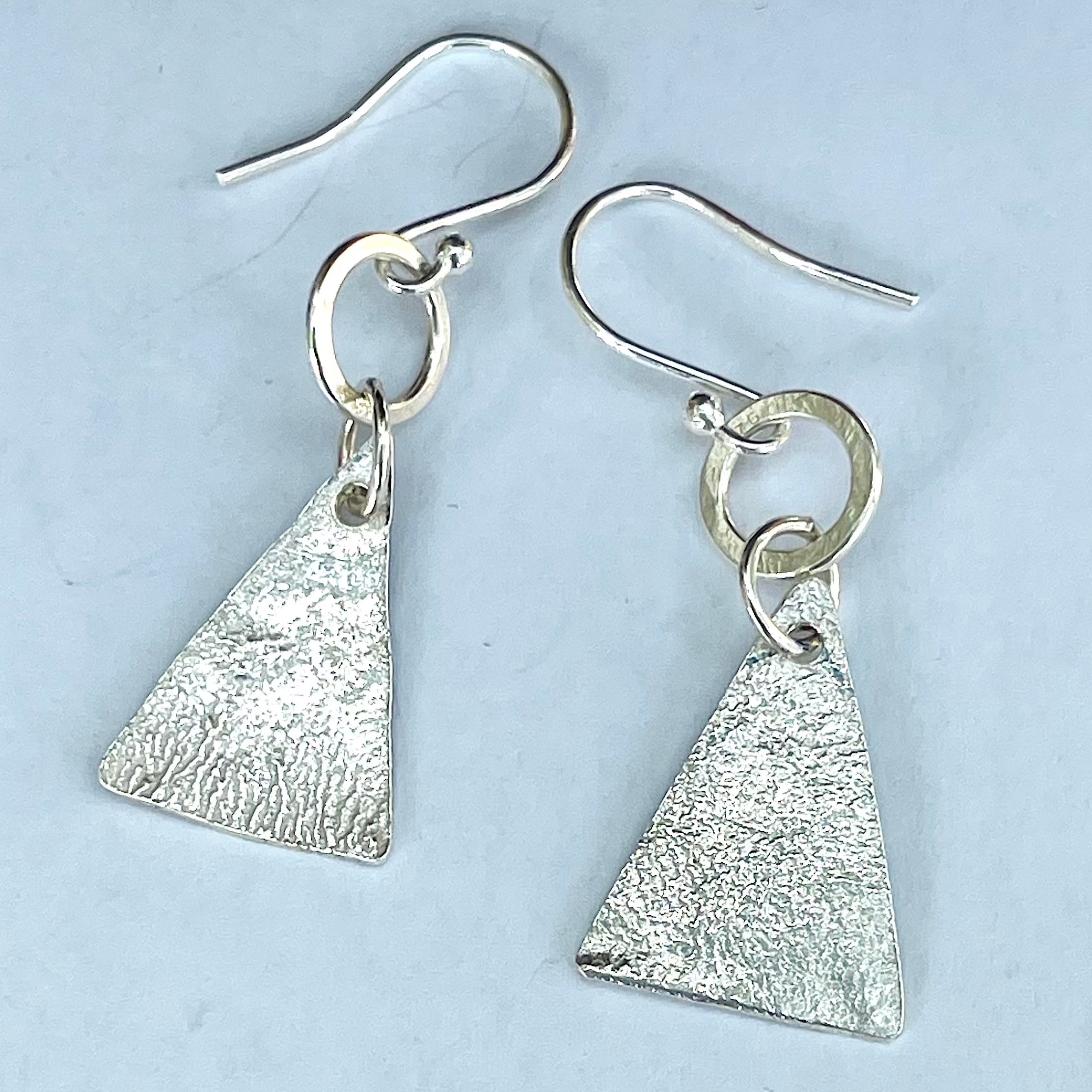 EA02. Reticulated triangles with silver ring detail - Image 2