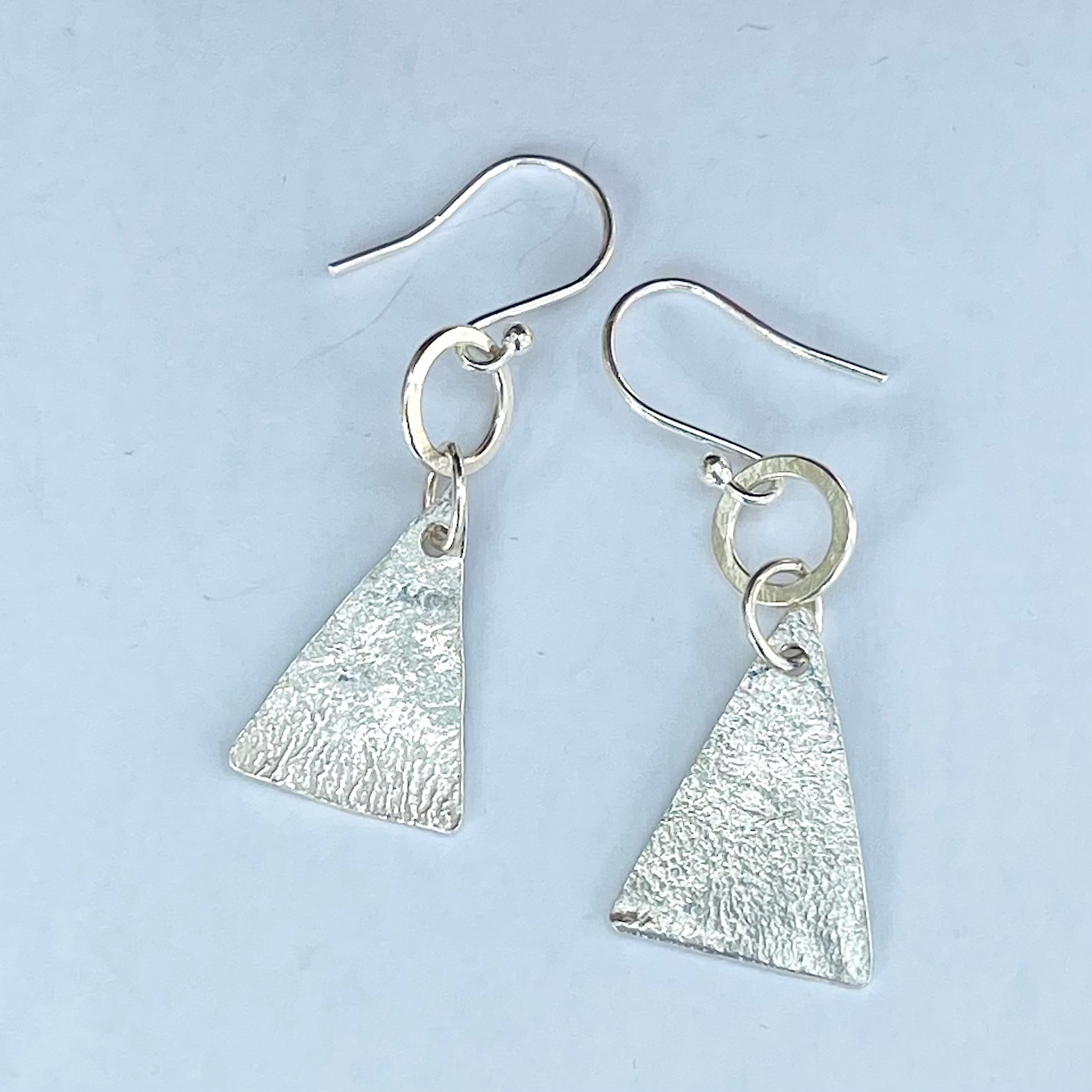 EA02. Reticulated triangles with silver ring detail