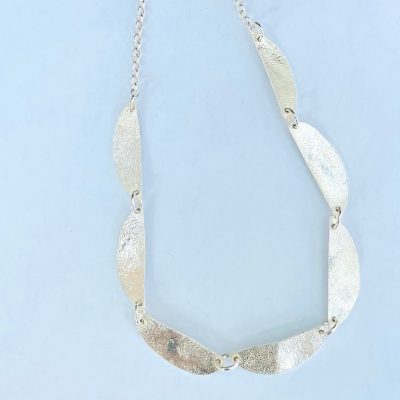 NP02. Reticulated half oval necklace