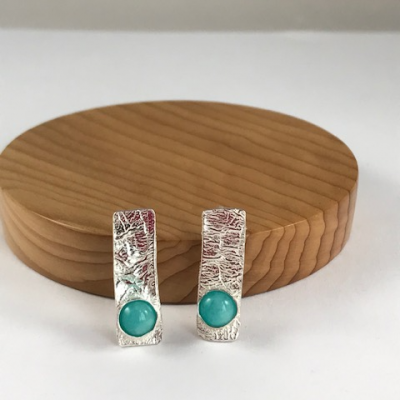 EA69. Reticulated oblong earrings with Amazonite stone.