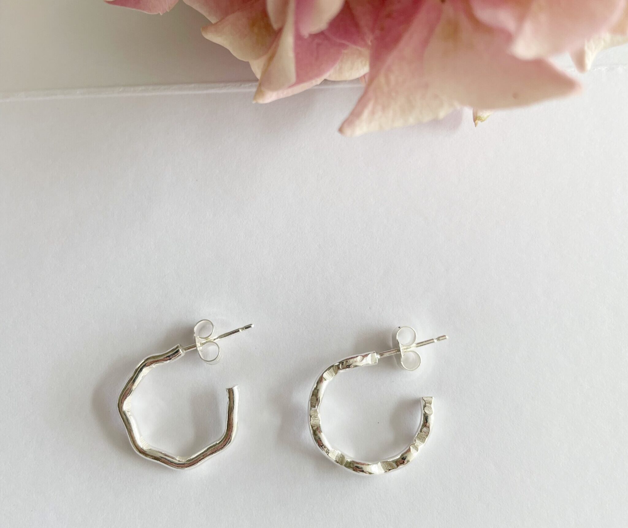 EA83. Wavy hoops