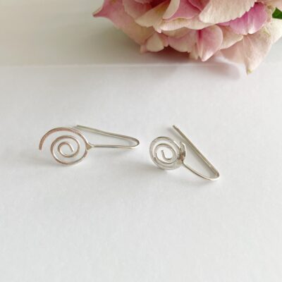 EA85. Wire swirl earrings