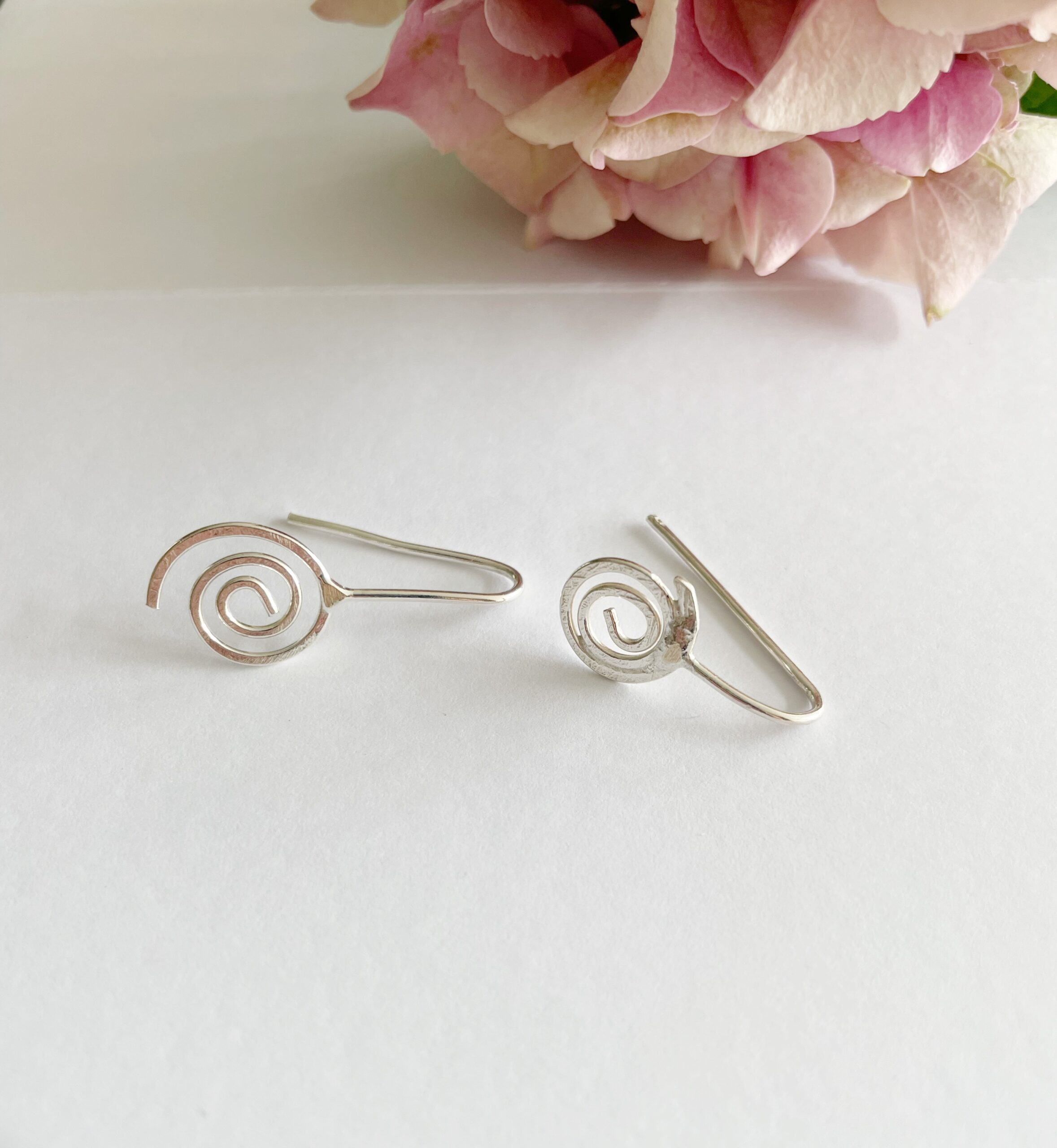 EA85. Wire swirl earrings