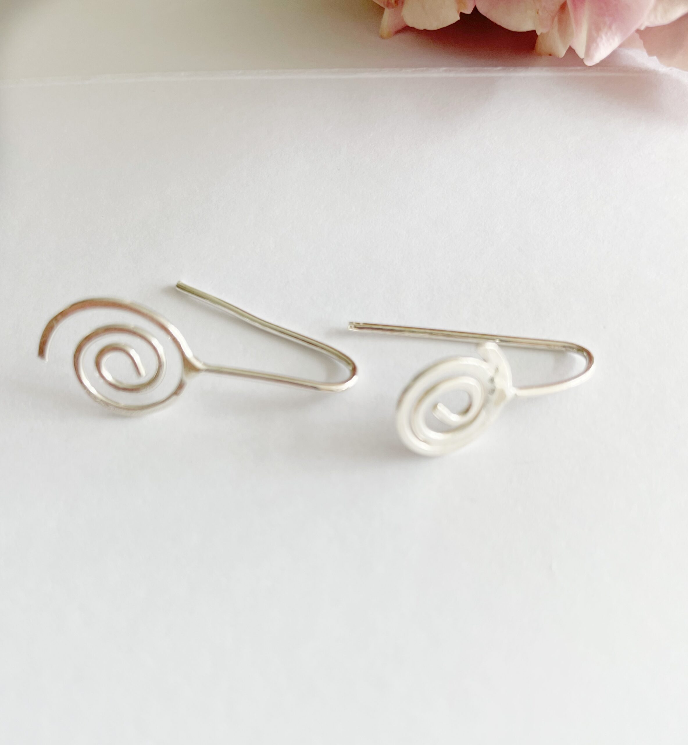 EA85. Wire swirl earrings - Image 2