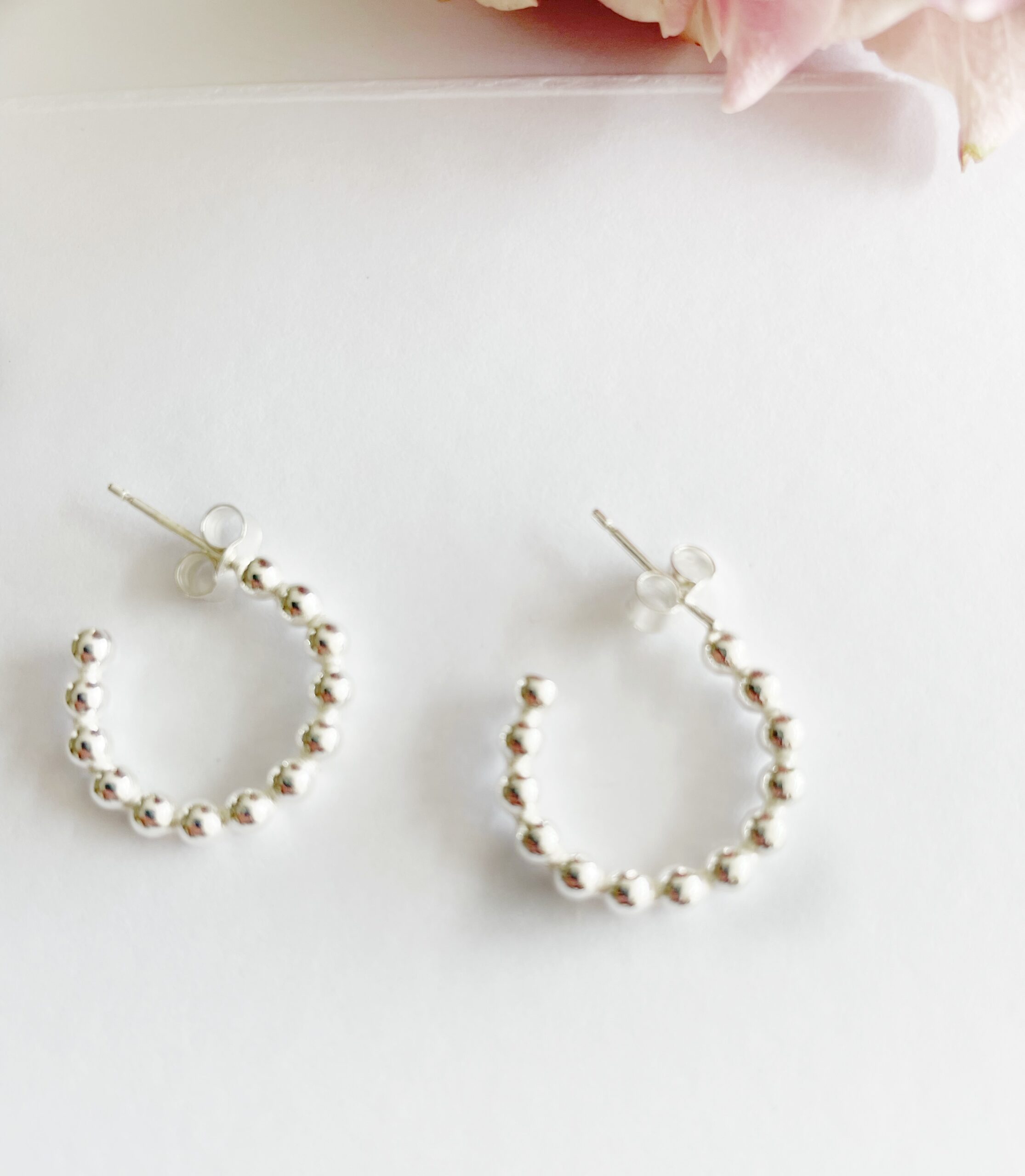 EA86. Ball wire hoops