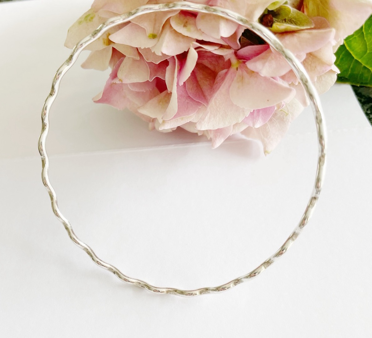 BA10. Wavy bangle